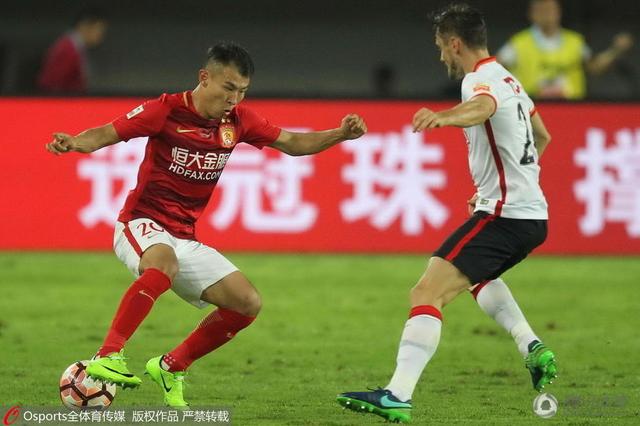 除了让威尔;史密斯一人分饰两角，《双子杀手》还有两大特点：一是李安继续坚持用120帧/秒的格式拍摄，尽管采用这一拍法的《比利;林恩的中场战事》遭遇不少差评